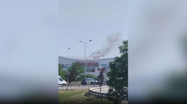 Türkiyədə ticarət mərkəzinin damında yanğın baş verib