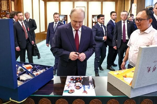 Çinli mühəndis Putinə çini qablar dəsti hədiyyə edib