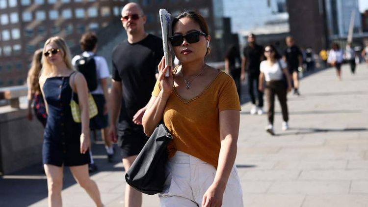 Böyük Britaniyada isti hava dalğası ardıcıl ikinci gündür ki, temperatur rekordu qırır