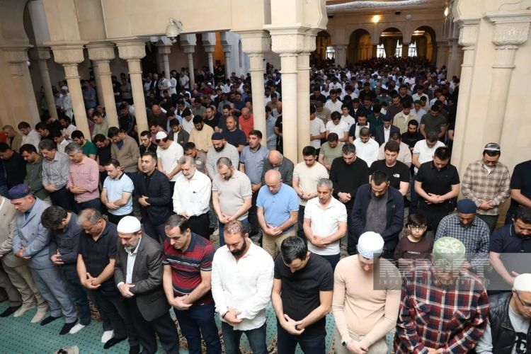 Əjdərbəy məscidində bayram namazı qılınıb