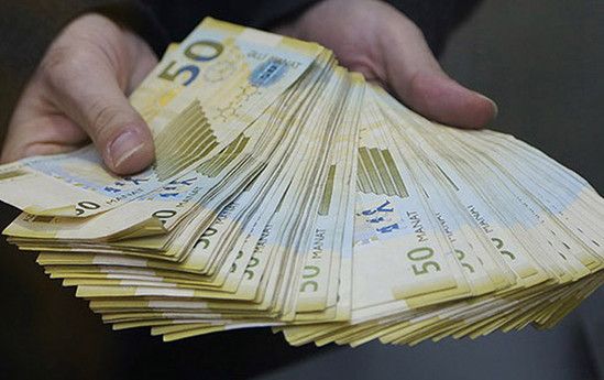 Qohumunun evindən 40 min manatdan çox pul oğurladı