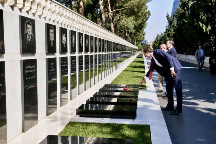 Kaleb Orr Bakıda Şəhidlər xiyabanını ziyarət edib - FOTO 