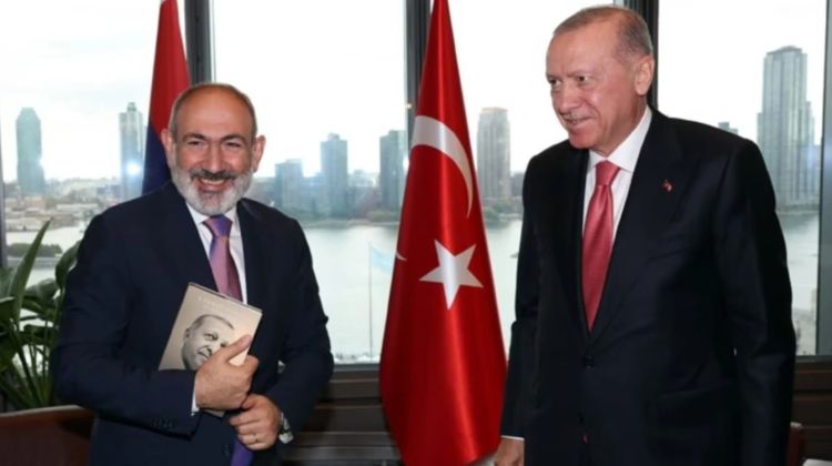 Paşinyan və Ərdoğan Ermənistan-Türkiyə münasibətlərini və regiondakı vəziyyəti müzakirə ediblər