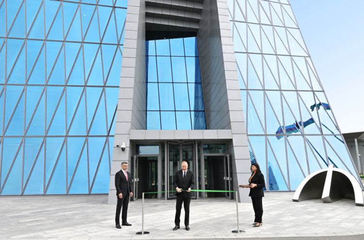 İlham Əliyev Mərkəzi Bankın yeni binasının açılışında iştirak edib - FOTO 