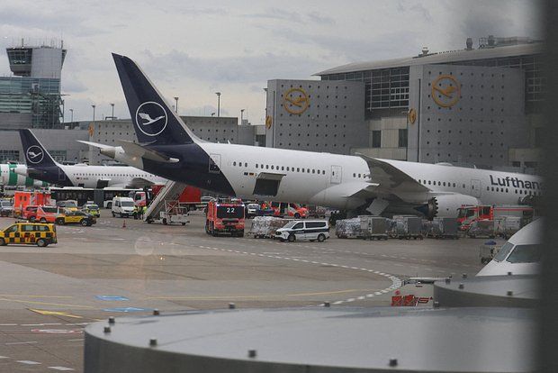 Təyyarə burun hissəsi ilə hava limanının asfaltına çırpıldı