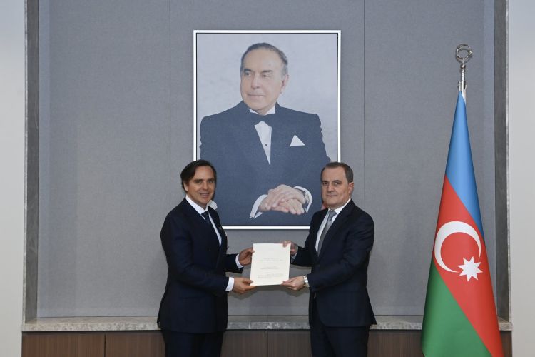 Yeni səfir etimadnaməsinin surətini Ceyhun Bayramova təqdim edib