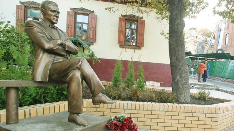 Kiyevdə Mixail Bulqakovun abidəsi sökülüb