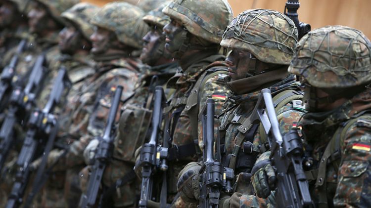 Almaniyada 2 deputat hərbi müqavilələri blokladı