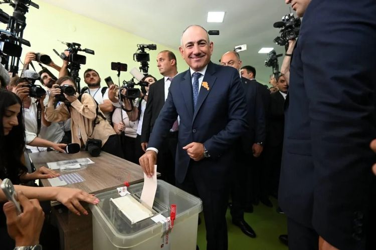 Paşinyan parlament seçkilərində səs verib