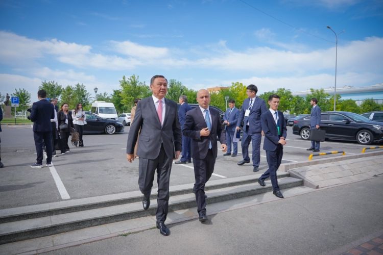  Emin Əmrullayev TDT-nin Baş katibi ilə görüşüb