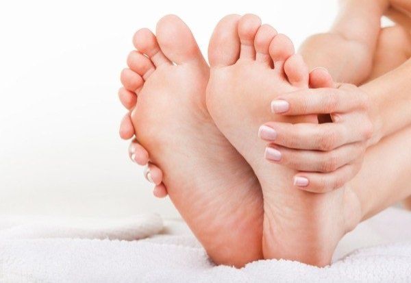 Ayaqlarınız sağlamlığınız haqqında çox şey deyə bilər - Həkimə getməyə vadar edəcək  8 əlamət 