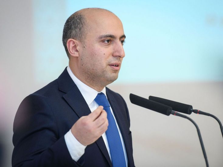 "Son zəng"dəki mahnılar... - Nazirdən maraqlı reaksiya