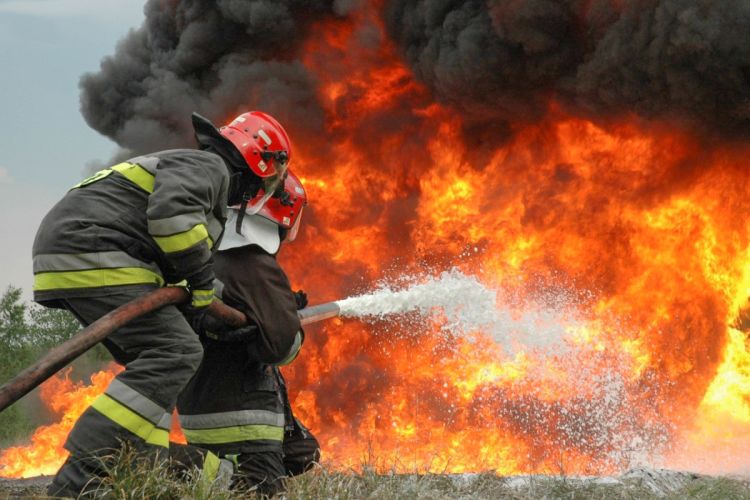 Bakıda Neft Emalı Zavodu yanır