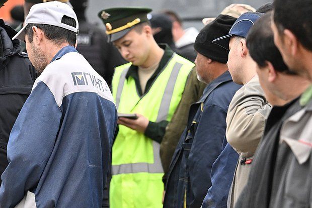 Qazaxıstanda min miqrantın yaşadığı "rezin" mənzil aşkar edilib