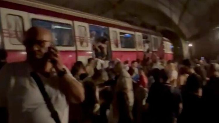 İstanbulda metro qatarının relsdən çıxmasının səbəbi bəlli olub, üç nəfər xəsarət alıb 