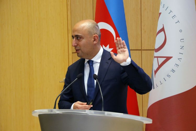 Sinifdə öz şagirdinə dərs deyən müəllimin həmin şagirdə repetitorluq etməsi ciddi problemdir - Emin Əmrullayev
