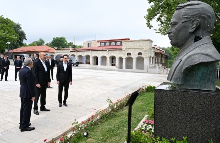 İlham Əliyev və Sərdar Berdiməhəmmədov Şuşada işğal dövründə güllələnmiş büstlərə baxıblar
