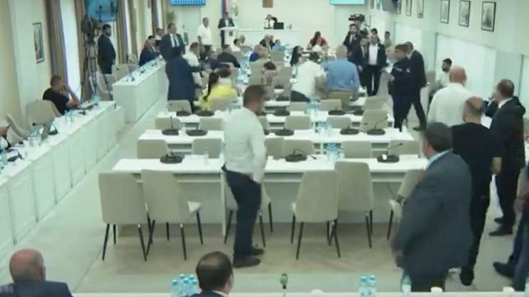 İrəvan şəhər şurasının iclasında partiyalar arasında dava düşüb -  VİDEO