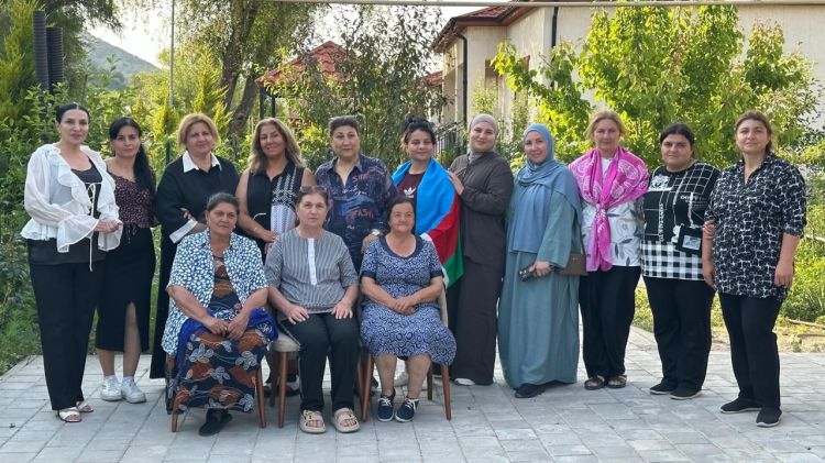 Laçının Sus kəndində maraqlı layihə: Qadınlar öz əlləri ilə Azərbaycan bayrağı tikdilər - FOTO 