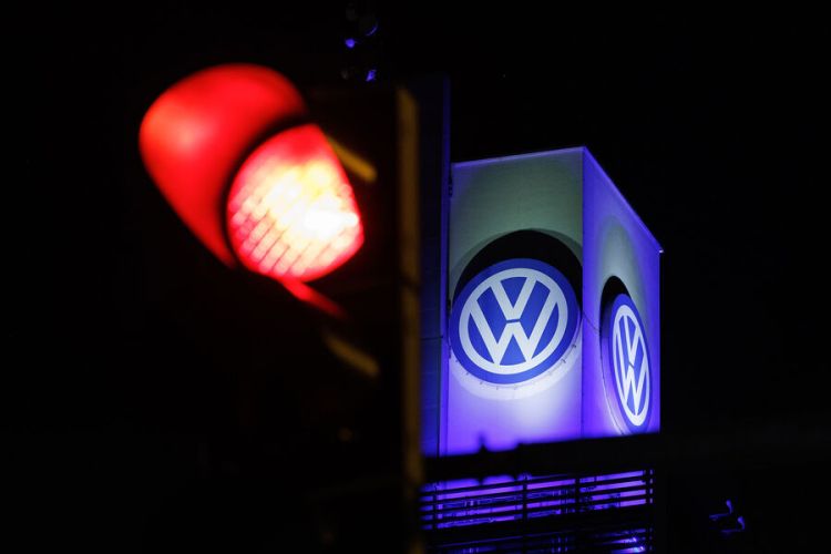 Volkswagen törəmə şirkətlərini satmağa başlayıb