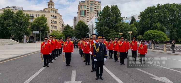 Bakıda hərbi orkestrlərin müşayiəti ilə  yürüşlər başlayıb