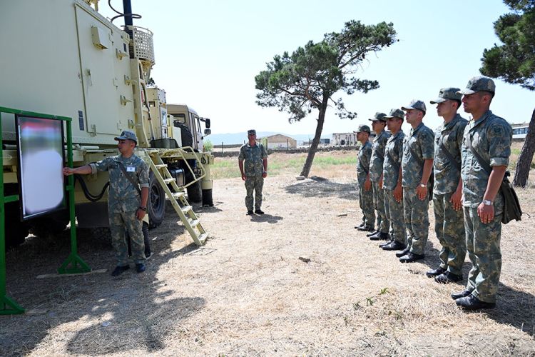 Azərbaycan Ordusunda gənc zabitlərlə nümayiş məşğələləri keçirilib - FOTO 