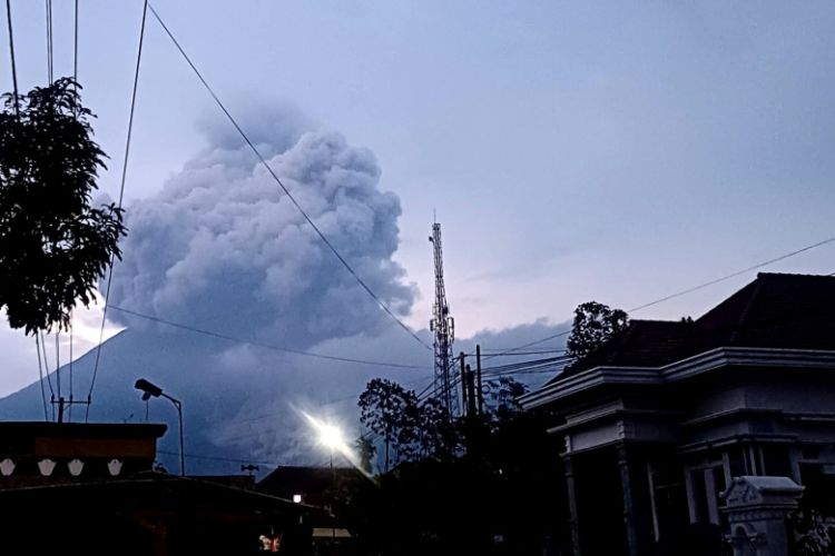 İndoneziyada Semeru vulkanı aktivləşdi