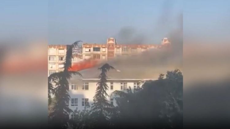 İstanbulda məktəbin damında yanğın baş verib