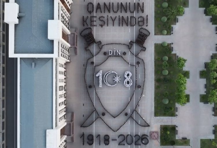 Azərbaycan polisindən flaş-mob: 108 il qanunun keşiyində -  VİDEO