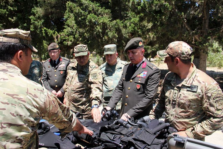 Türkiyəli general Azərbaycanda: Dəniz xüsusi təyinatlılarının silahları ilə tanış oldu - FOTO 