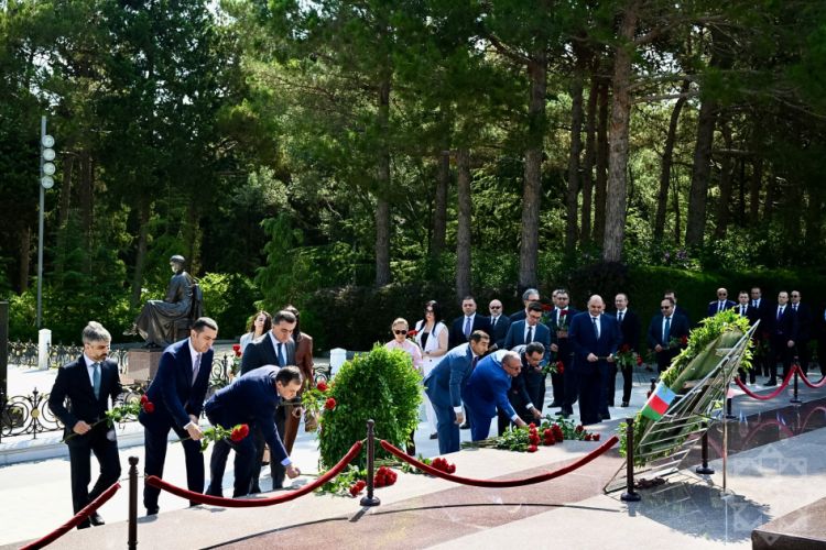 XİN-in rəhbər heyəti Fəxri və Şəhidlər xiyabanlarını ziyarət edib - FOTO 