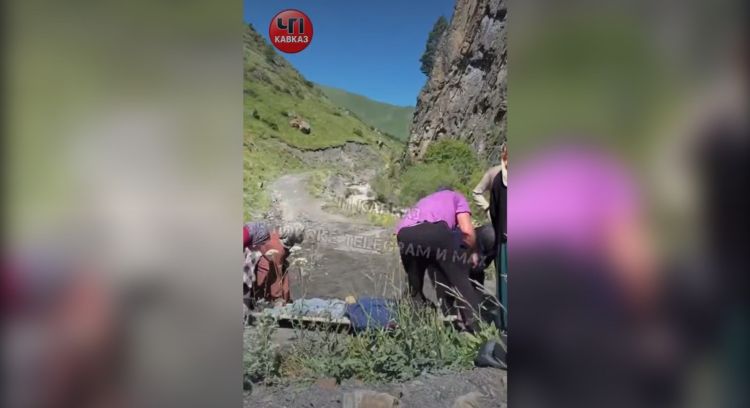 Dağıstanda xəstələri onlarla kilometr xərəkdə daşıdılar - VİDEO