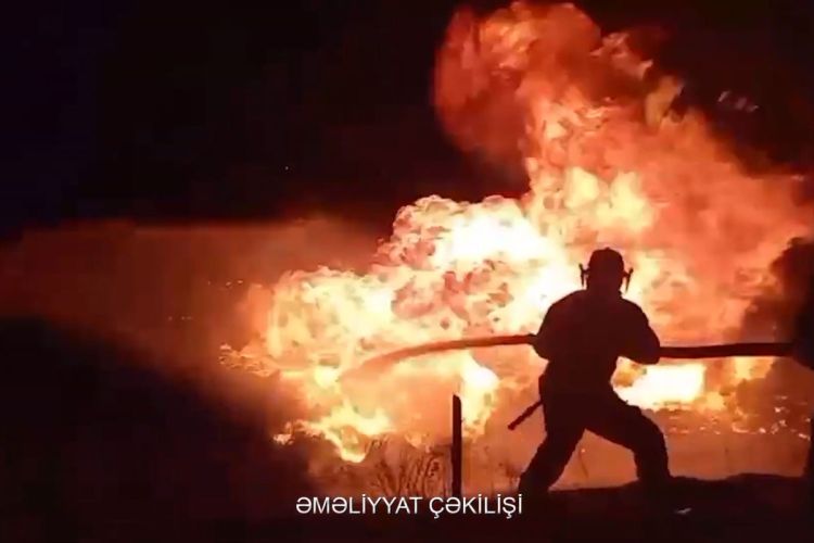 Bakı-Quba yolunda qəza: Yanacaqdaşıyan avtomobil aşaraq yandı - VİDEO