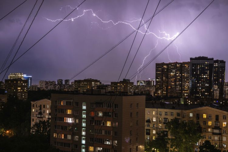 Fizik ildırım zamanı ən təhlükəli sığınacaqları  AÇIQLADI
