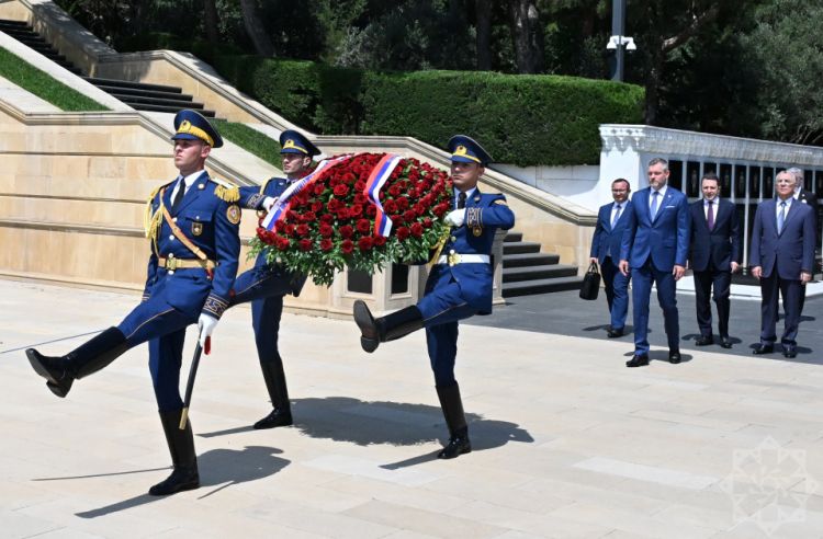 Slovakiya Prezidenti Bakıda şəhidlərin xatirəsini anıb - FOTO 