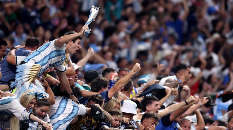 Matçdan sonra İngiltərə və Argentina azarkeşləri arasında dava düşüb