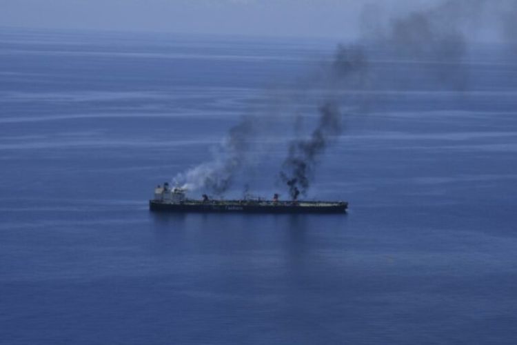 Xark adasında tanker vuruldu
