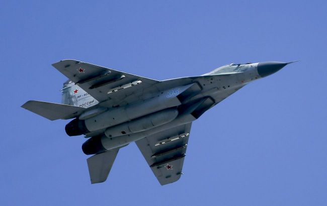 Ukrayna hərbçiləri Rusiyanın MiQ-29 təyyarəsini elə aerodromda məhv edib - VİDEO
