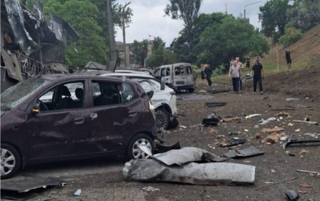 Rusiya Zaporojyedə çoxmərtəbəli binaya zərbə endirib, dağıntılar altında insanlar var