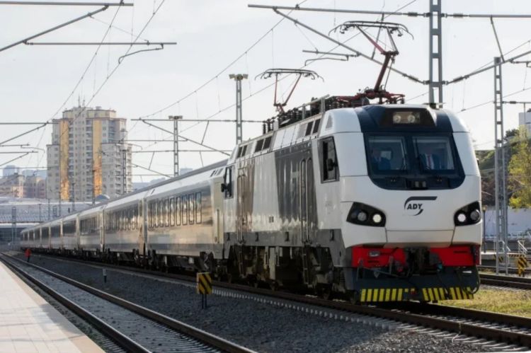 Azərbaycan Dəmir Yolları: Bakı-Tbilisi-Bakı qatarlarında sərnişin tutumu 120 faizədək artırılıb