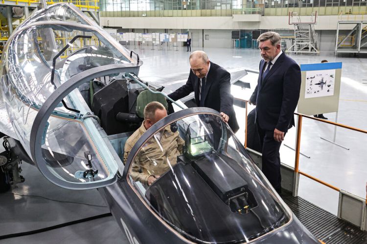 Putinə ilk dəfə Yak-130M təyyarəsi nümayiş etdirildi - VİDEO