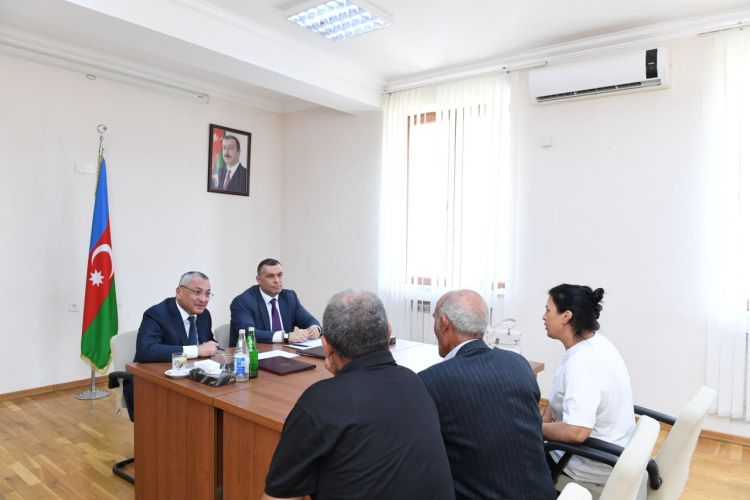 Rövşən Rzayev Oğuzda vətəndaşları qəbul edib