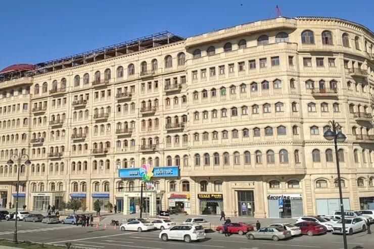 "Amay"ın qarşısında kişinin başına  daş düşdü