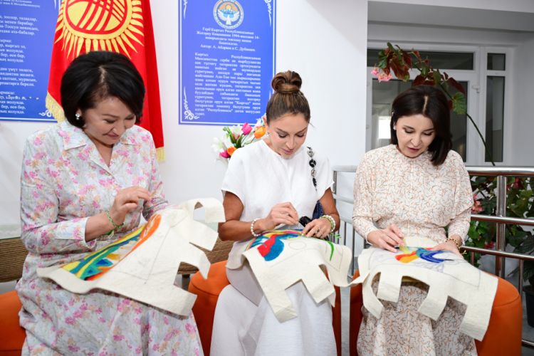 Mehriban Əliyeva Çolpon-Atada sağlamlıq və reabilitasiya mərkəzi ilə tanış olub - FOTO 