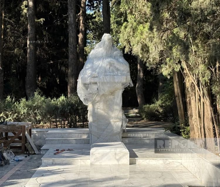 Xalq yazıçısı Elçinin qəbirüstü abidəsi hazırdır