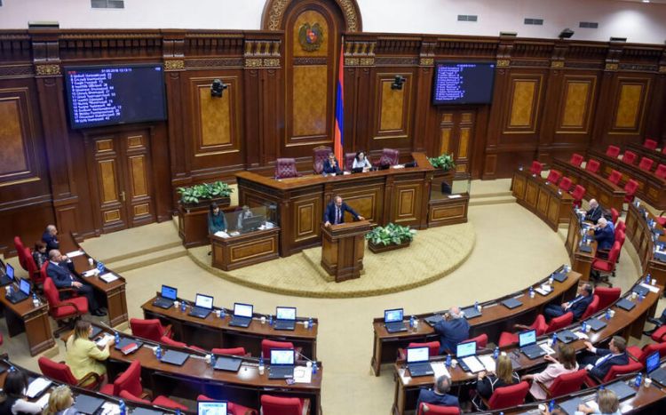 Ermənistan parlamentində müharibə MÜBAHİSƏSİ