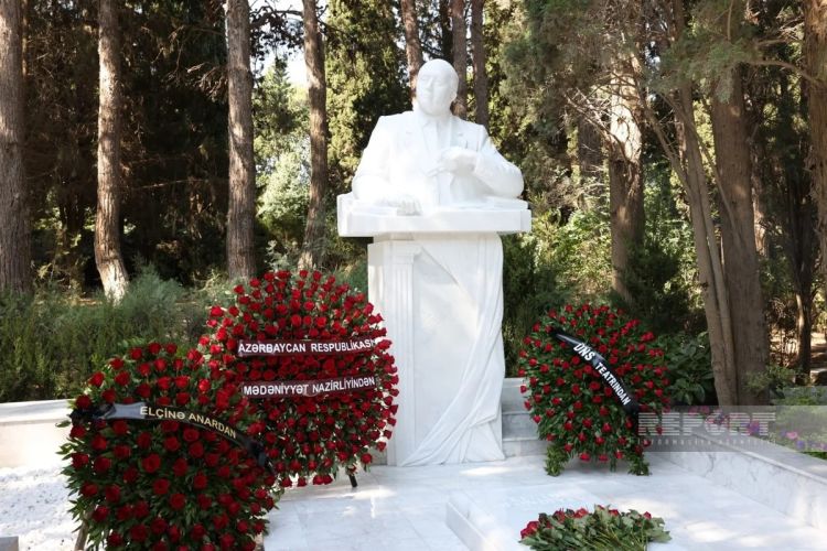 Xalq yazıçısı Elçinin qəbirüstü abidəsinin açılışı olub - FOTO 