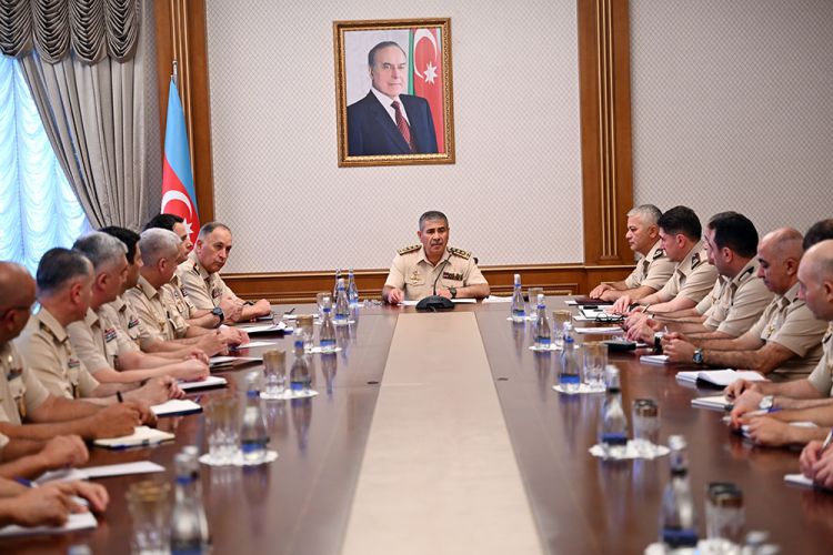 Müdafiə naziri hərbi attaşelərlə görüşüb 