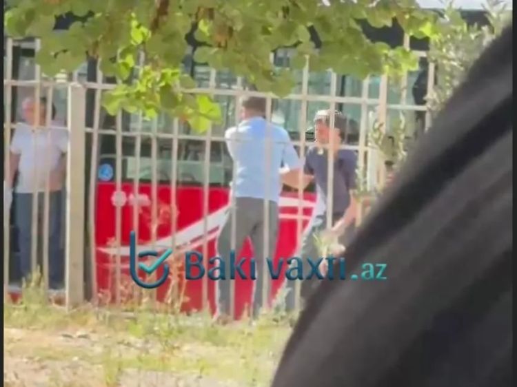 Bakıda sərnişin avtobus sürücüsünü döydü –  VİDEO