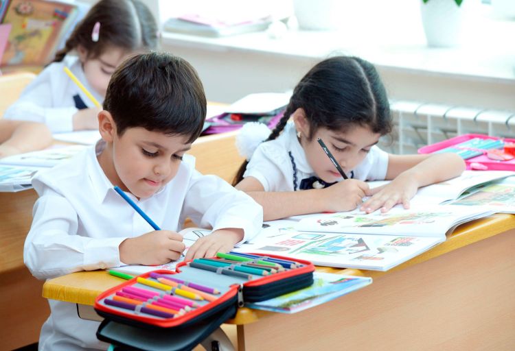 Beşyaşlıların məktəblərdə boş qalan yerlərə prioritetsiz qəbulu başlayıb